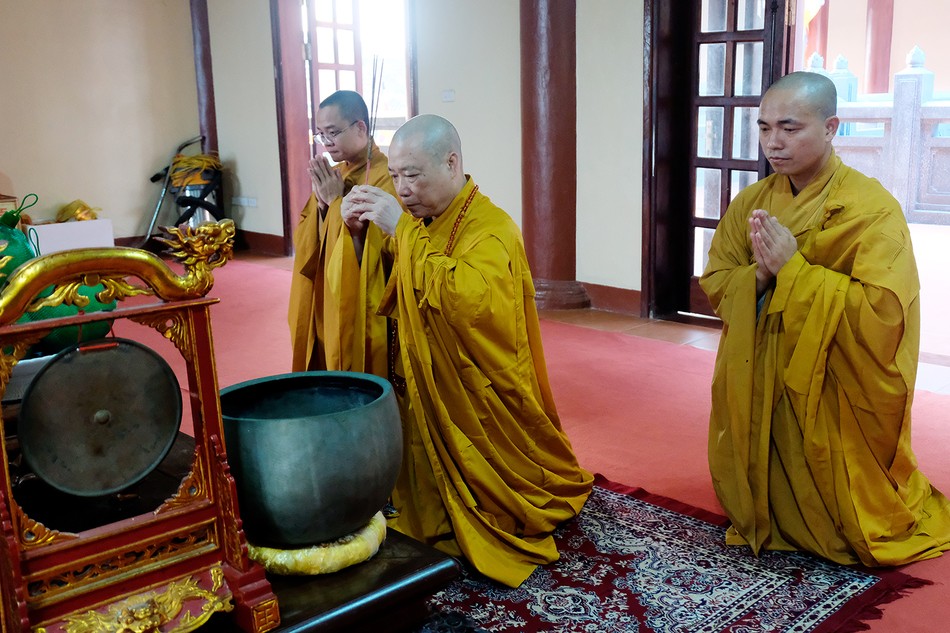 Hòa thượng Thích Bảo Nghiêm và chư tôn đức lễ Phật, lễ Tổ