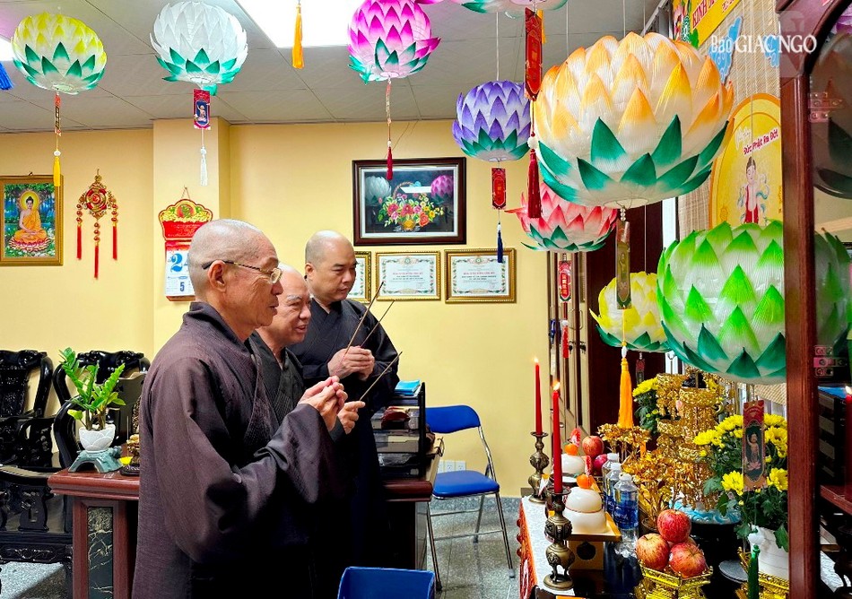 Chư tôn đức niêm hương trước tôn tượng Đức Phật đản sinh tại lễ đài của văn phòng Ban Kinh tế - Tài chính Phật giáo TP.HCM Chư tôn đức niêm hương trước tôn tượng Đức Phật đản sinh tại lễ đài của văn phòng Ban Kinh tế - Tài chính Phật giáo TP.HCM