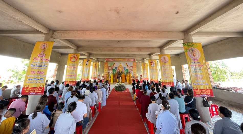 Quang cảnh lễ Phật đản của Trường Trung cấp Phật học tỉnh Gia Lai Quang cảnh lễ Phật đản của Trường Trung cấp Phật học tỉnh Gia Lai