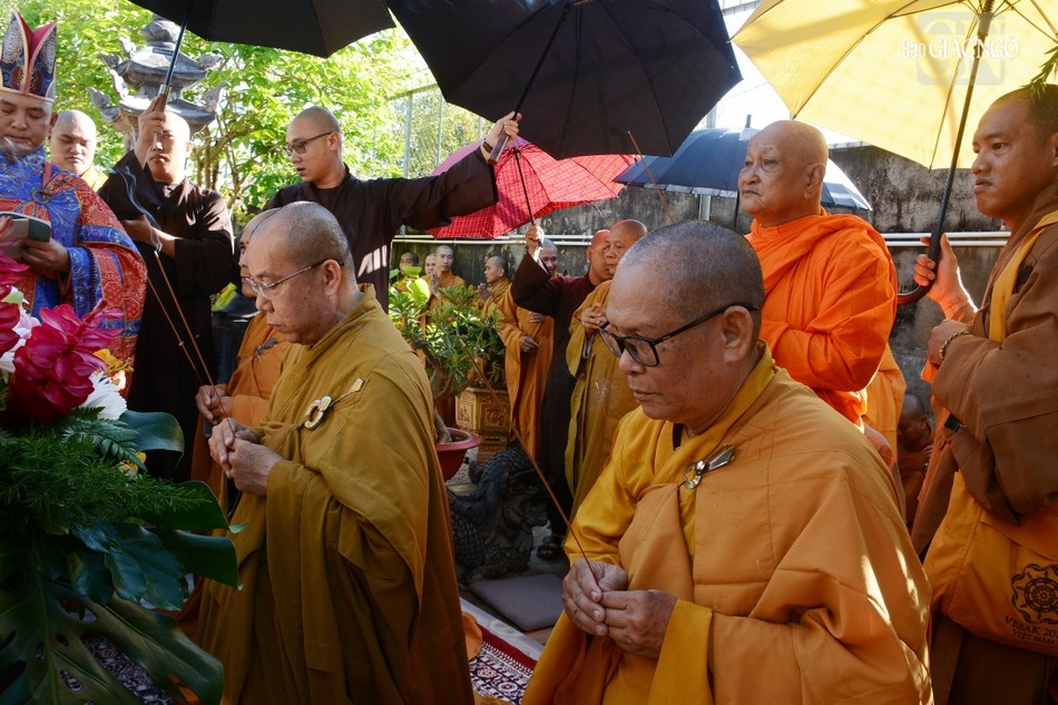 Chư tôn đức tưởng niệm trước bảo tháp của Hòa thượng Thích Huệ Hà trong khuôn viên chùa Long Phước Chư tôn đức tưởng niệm trước bảo tháp của Hòa thượng Thích Huệ Hà trong khuôn viên chùa Long Phước