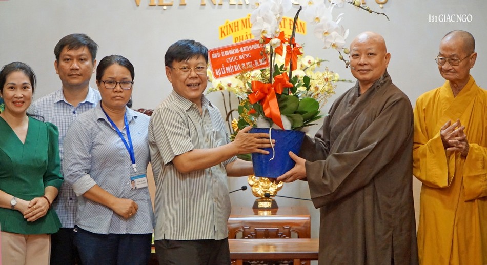 Ông Thái Nguyên Phương trao hoa chúc mừng đến Hòa thượng Trưởng ban Trị sự TP.HCM Ông Thái Nguyên Phương trao hoa chúc mừng đến Hòa thượng Trưởng ban Trị sự TP.HCM