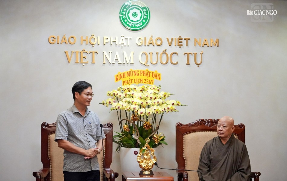 Thượng tá Phạm Văn Thành, Trưởng Công an Q.10 chúc mừng Phật đản đến Hòa thượng Trưởng ban Trị sự GHPGVN TP.HCM Thượng tá Phạm Văn Thành, Trưởng Công an Q.10 chúc mừng Phật đản đến Hòa thượng Trưởng ban Trị sự GHPGVN TP.HCM
