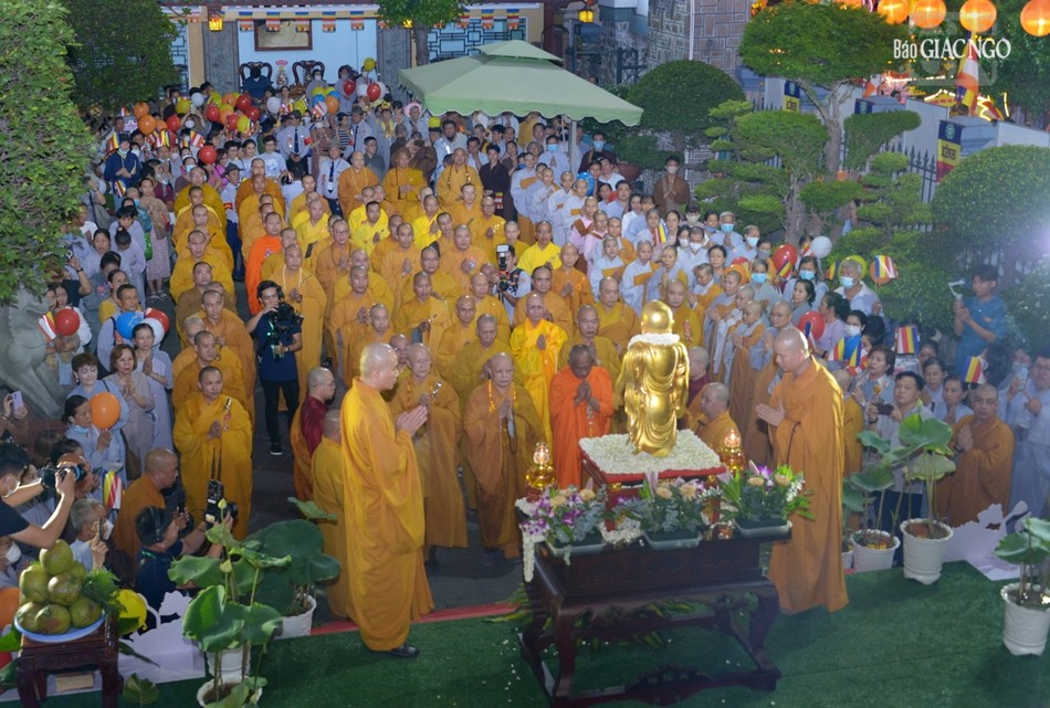 Niêm hương, đảnh lễ Đức Phật sơ sinh tại tổ đình Ấn Quang