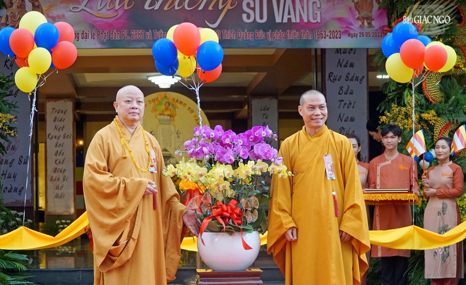 Hòa thượng Thích Lệ Trang tặng hoa chúc mừng đến Thượng tọa Thích Trí Chơn