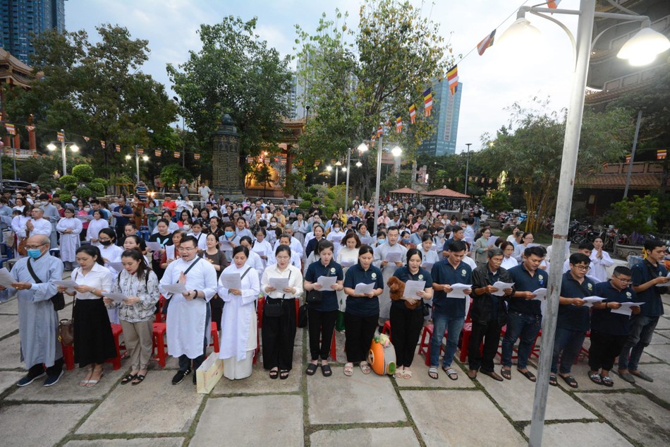 Phật tử tham gia khóa tụng niệm kính mừng Đức Phật đản sinh