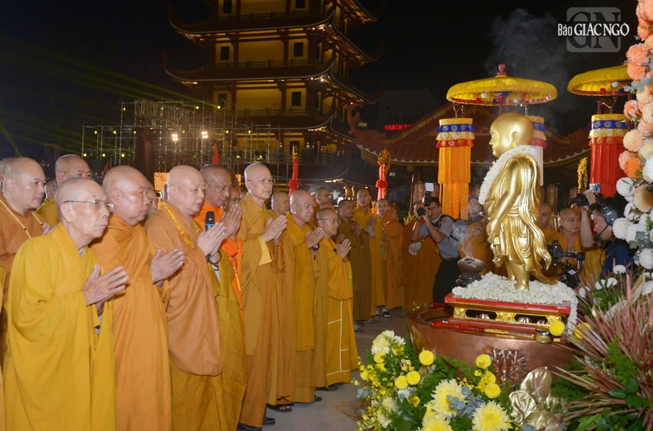 Trước tôn tượng Đức Phật đản sinh, chư tôn đức Ban Trị sự TP.HCM niêm hương, chí thành đảnh lễ Đức Phật sơ sinh