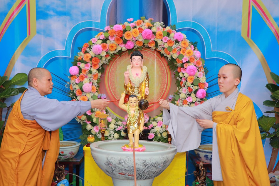 Thực hiện nghi thức Tắm Phật tại Ni viện Vạn Hạnh Thực hiện nghi thức Tắm Phật tại Ni viện Vạn Hạnh