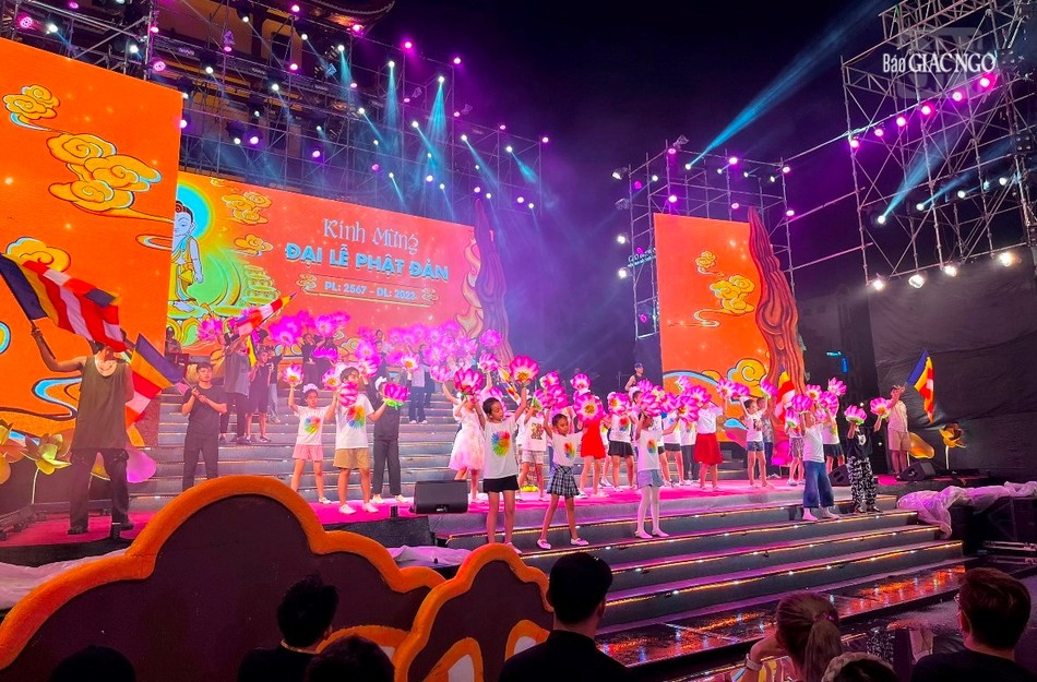 Tổng duyệt chương văn nghệ “Lửa thiêng rực sáng sử vàng&quot; tại sân khấu Việt Nam Quốc Tự - Ảnh: BTC