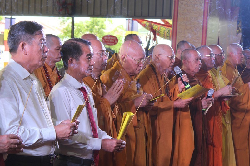 Chư tôn đức Ban Trị sự GHPGVN tỉnh, cùng lãnh đạo các cơ quan đã niêm hương, đảnh lễ Tam bảo, thực hiện khóa lễ tụng sám Khánh đản