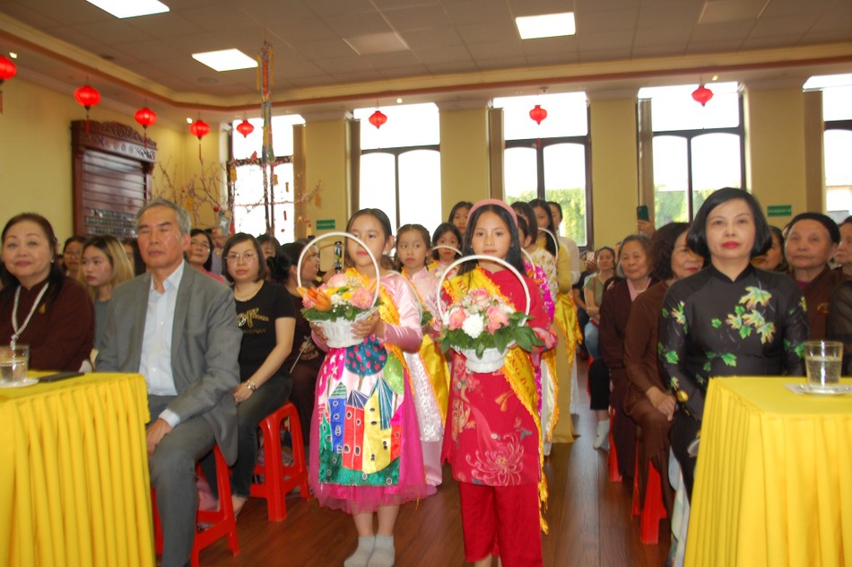 Các em Phật tử dâng hoa cúng dường Tam bảo