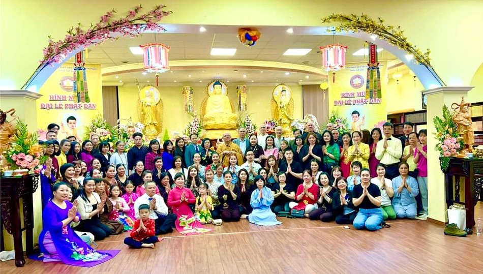 Chụp ảnh lưu niệm trong ngày mừng Khánh đản Đức Thế Tôn