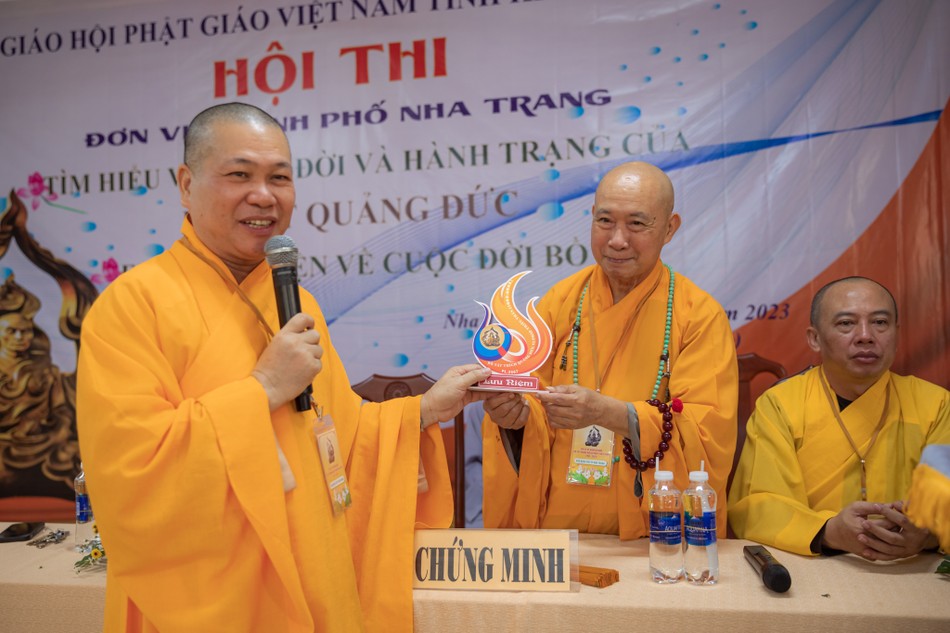 Hòa thượng Thích Nguyên Quang trao biểu tượng lưu niệm