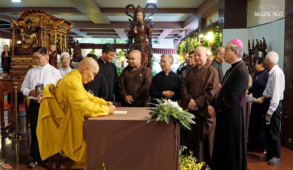 Trước tôn tượng sáp Bồ-tát Thích Quảng Đức đang viết "Những điều tâm quyết" trong đêm trước ngày tự thiêu cho Đạo pháp trường tồn Trước tôn tượng sáp Bồ-tát Thích Quảng Đức đang viết "Những điều tâm quyết" trong đêm trước ngày tự thiêu cho Đạo pháp trường tồn