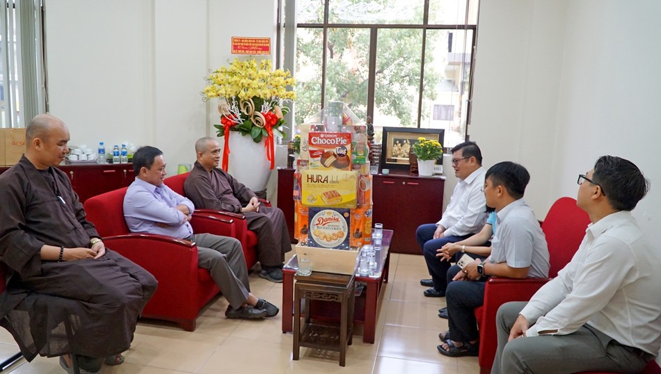 Thượng tọa Thích Tâm Hải tiếp thân mật ông Ngô Thanh Sơn và thành viên đoàn Thượng tọa Thích Tâm Hải tiếp thân mật ông Ngô Thanh Sơn và thành viên đoàn