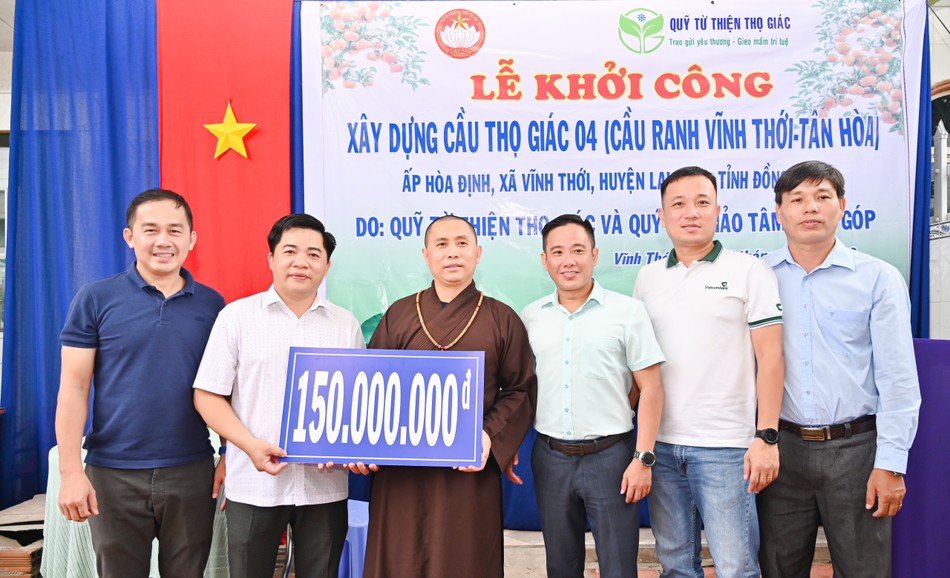 Trao bảng ủng hộ xây cầu Thọ Giác 4 tại H.Lai Vung, Đồng Tháp - Ảnh: T.G