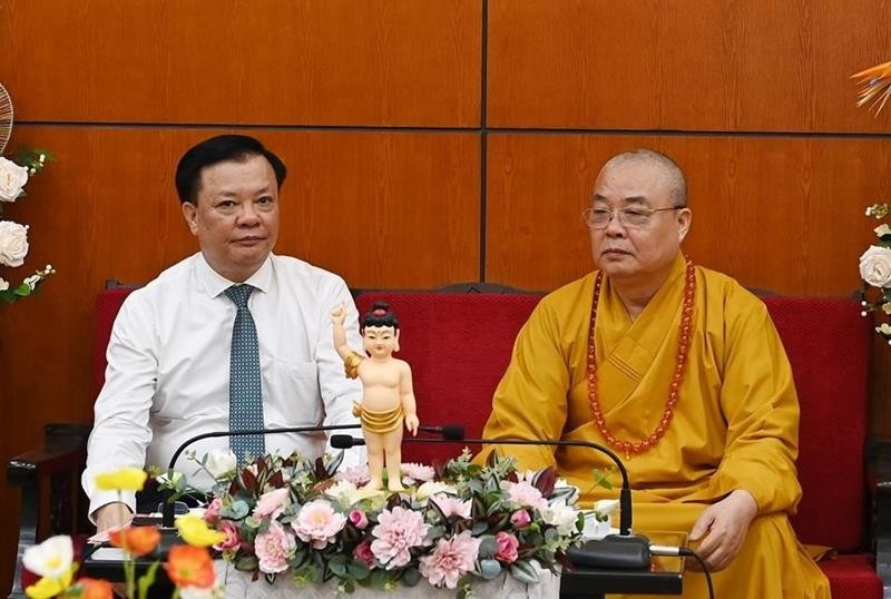 Hòa thượng Thích Thanh Nhiễu tiếp Bí thư Thành ủy TP.Hà Nội cùng lãnh đạo các cơ quan