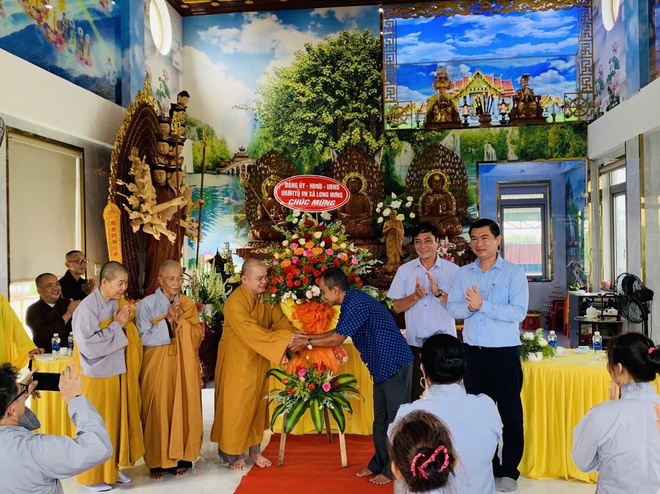 Lãnh đạo địa phương trao hoa chúc mừng đến Thượng tọa Thích Tịnh Hiệp Lãnh đạo địa phương trao hoa chúc mừng đến Thượng tọa Thích Tịnh Hiệp