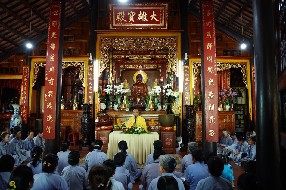 Khóa tu với hai thời pháp thoại Khóa tu với hai thời pháp thoại