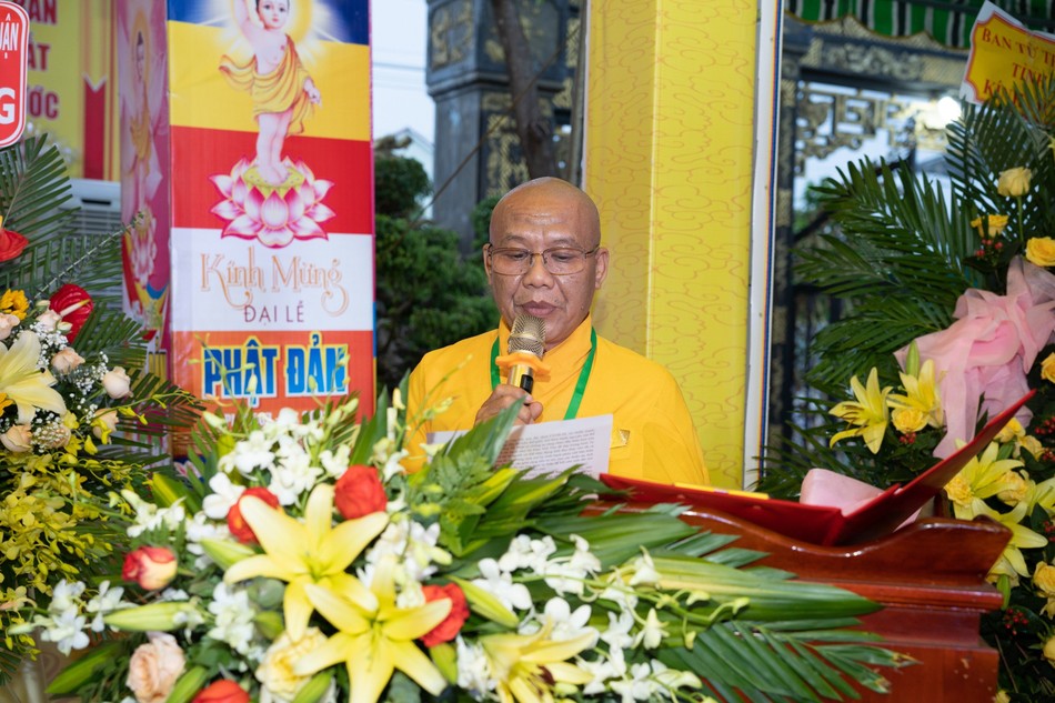 Thượng tọa Thích Thông Triêm tuyên đọc Thông điệp Đại lễ Phật đản của Đức Pháp chủ GHPGVN