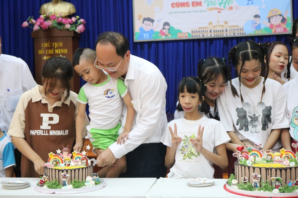 Phó Bí thư Thành ủy TP.HCM Nguyễn Hồ Hải cắt bánh mừng Ngày Quốc tế Thiếu nhi cùng các em tại trung tâm Phó Bí thư Thành ủy TP.HCM Nguyễn Hồ Hải cắt bánh mừng Ngày Quốc tế Thiếu nhi cùng các em tại trung tâm
