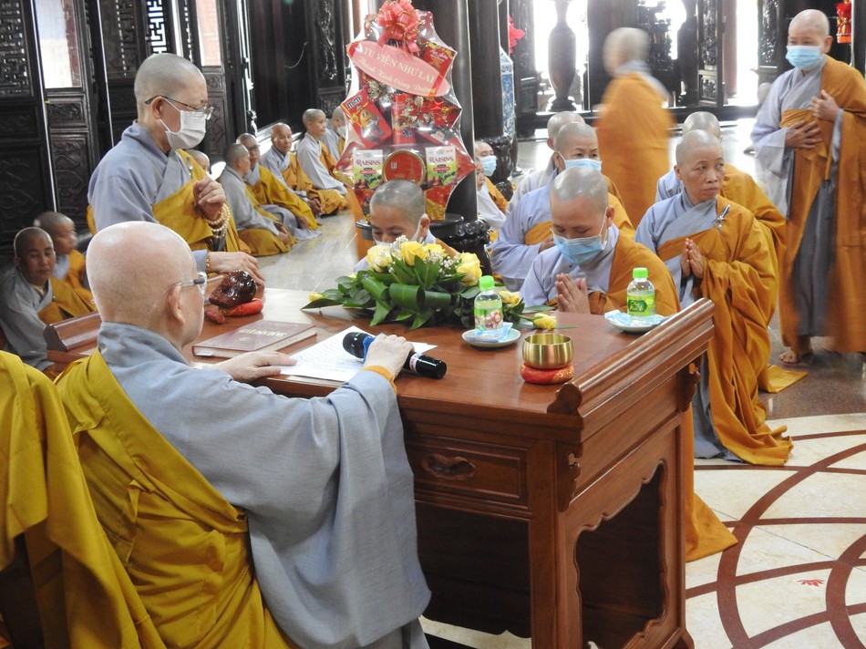 Chư Ni tác pháp đại chúng tại trường hạ chùa Pháp Võ Chư Ni tác pháp đại chúng tại trường hạ chùa Pháp Võ