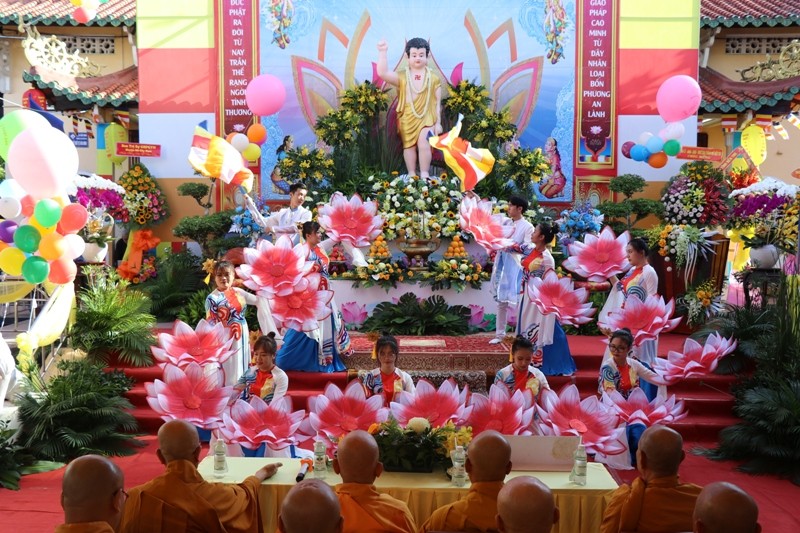 Văn nghệ cúng dường