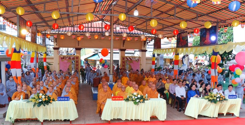 Chư tôn đức Tăng Ni, Phật tử và lãnh đạo tỉnh, TP.Bến Tre tham dự