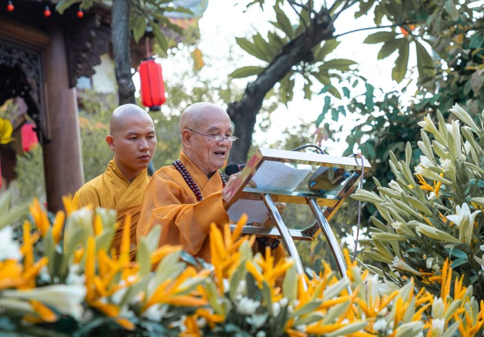 Hòa thượng Thích Minh Thông đọc Diễn văn Phật đản của Hòa thượng Chủ tịch Hội đồng Trị sự