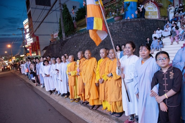 Người dân, Phật tử đón đoàn diễu hành qua các tuyến đường chính của Thành phố