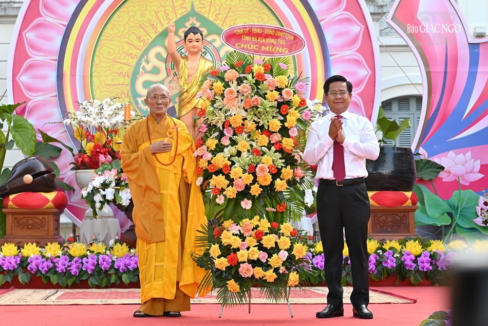 Lãnh đạo Tỉnh ủy tỉnh Bà Rịa - Vũng Tàu tặng hoa chúc mừng Đại lễ Phật đản