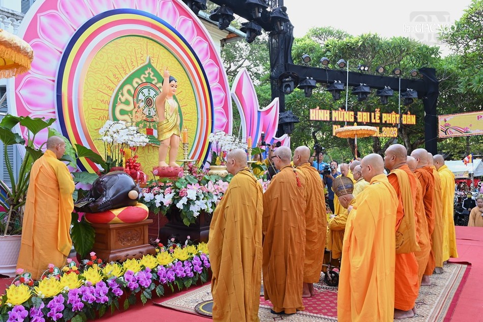 Chưu tôn đức niêm hương cúng dường trước kim thân Đức Phật sơ sinh