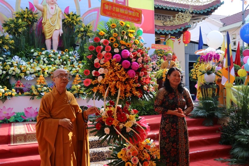Lãnh đạo Tỉnh ủy, các cơ quan tỉnh tặng hoa chúc mừng Đại lễ Phật đản