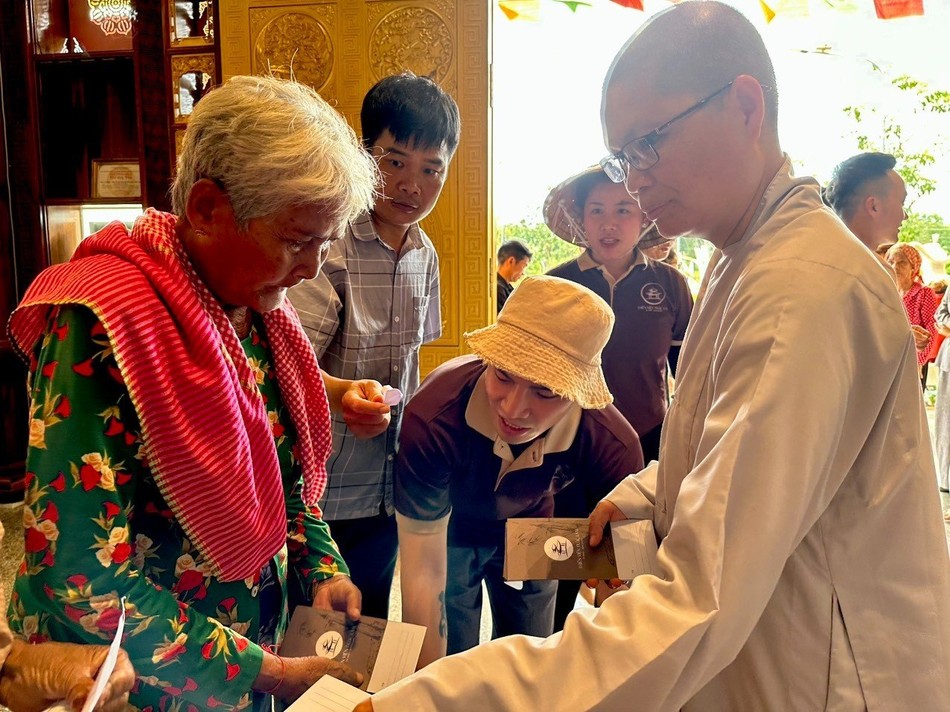 Chư Ni thiền viện Trúc Lâm Bình Phước trao 350 phần quà mừng Phật đản đến bà con nghèo