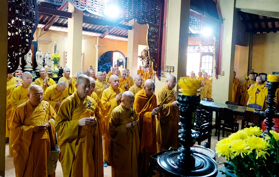 Chư tôn đức lễ bái lịch đại Tổ sư tại Tổ đường chùa Tam Bảo Chư tôn đức lễ bái lịch đại Tổ sư tại Tổ đường chùa Tam Bảo