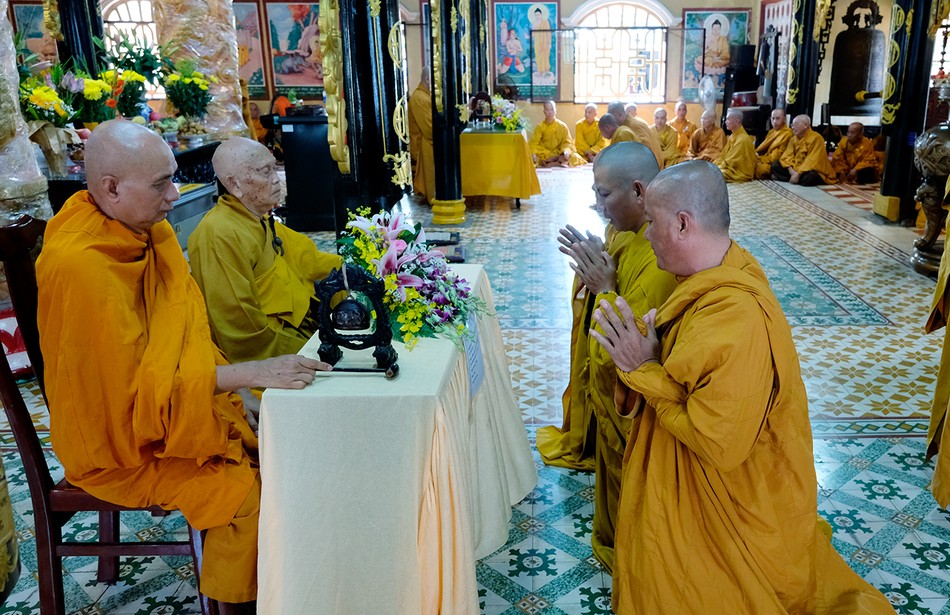 Chư tôn đức lần lượt tác pháp đối thú an cư Chư tôn đức lần lượt tác pháp đối thú an cư