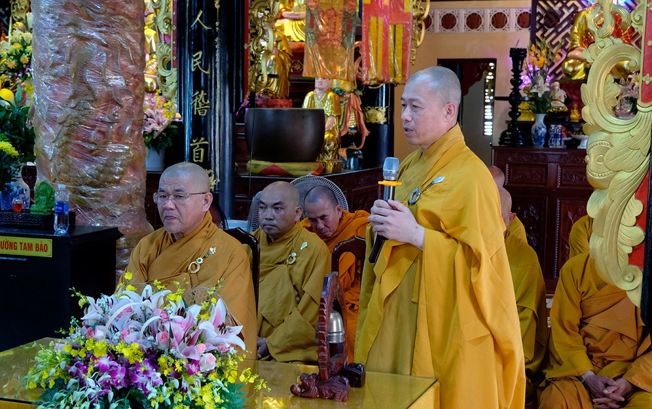 Thượng tọa Thích Minh Nhẫn phát biểu công tác tổ chức trường hạ Thượng tọa Thích Minh Nhẫn phát biểu công tác tổ chức trường hạ