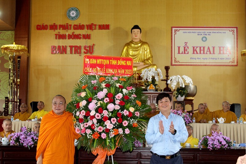 Lãnh đạo Ủy ban MTTQVN tỉnh Đồng Nai tặng hoa chúc mừng Lãnh đạo Ủy ban MTTQVN tỉnh Đồng Nai tặng hoa chúc mừng