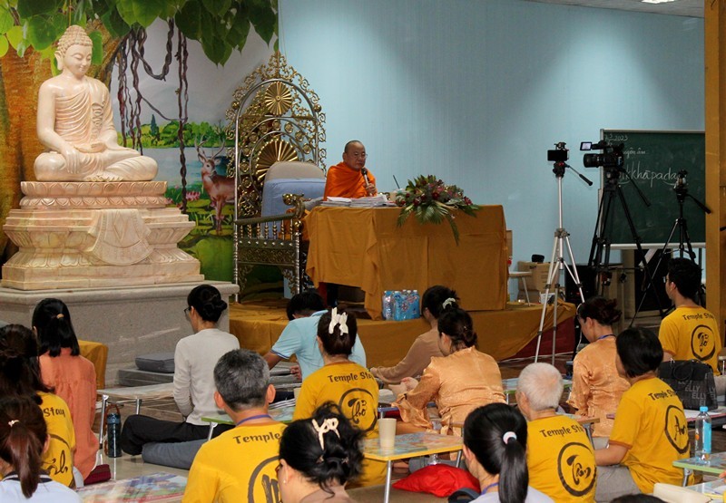 Khóa tu “Sống tại chùa” diễn ra trong hai ngày hai đêm Khóa tu “Sống tại chùa” diễn ra trong hai ngày hai đêm