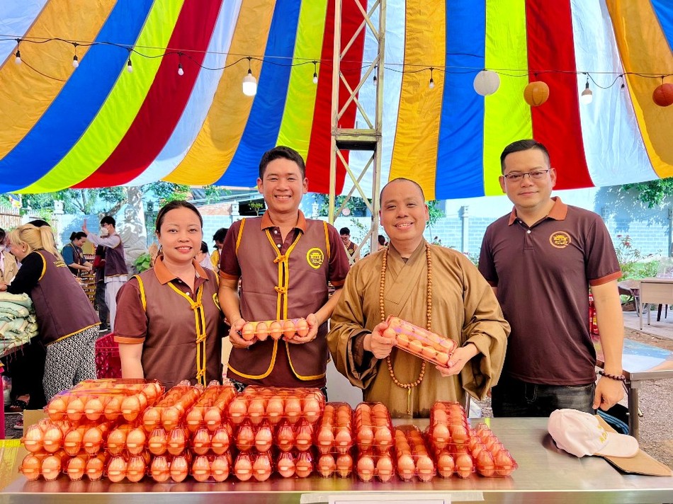Các gian hàng tại &quot;Phiên chợ 0 đồng&quot; là các thực phẩm thiết yếu cho gia đình