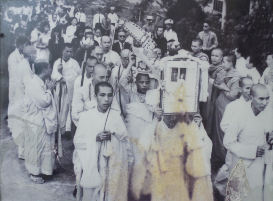 Trưởng lão Hòa thượng Thích Tịnh Hạnh lúc trẻ (người đầu tiên bên trái) có mặt trong đoàn cung rước xá-lợi Trái tim Bồ-tát Thích Quảng Đức - Ảnh: Quảng Đạo chụp lại ảnh tư liệu do Trưởng lão Hòa thượng lưu giữ Trưởng lão Hòa thượng Thích Tịnh Hạnh lúc trẻ (người đầu tiên bên trái) có mặt trong đoàn cung rước xá-lợi Trái tim Bồ-tát Thích Quảng Đức - Ảnh: Quảng Đạo chụp lại ảnh tư liệu do Trưởng lão Hòa thượng lưu giữ