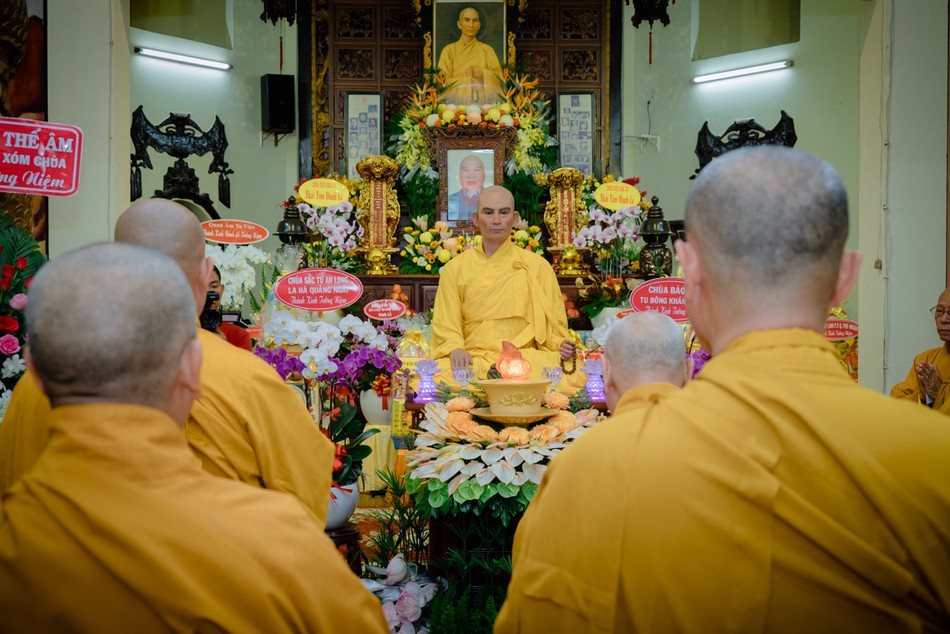 Trước tôn tượng sáp tại tổ đình Quán Thế Âm tọa lạc bên con đường mang tên Ngài tại Q.Phú Nhuận