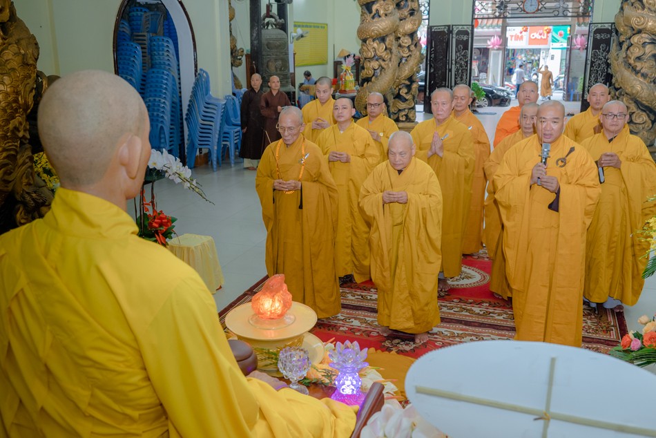 Hòa thượng Chủ tịch Hội đồng Trị sự cùng chư tôn đức Hội đồng Trị sự thành kính dâng hương tưởng niệm, đảnh lễ Giác linh Bồ-tát Thích Quảng Đức