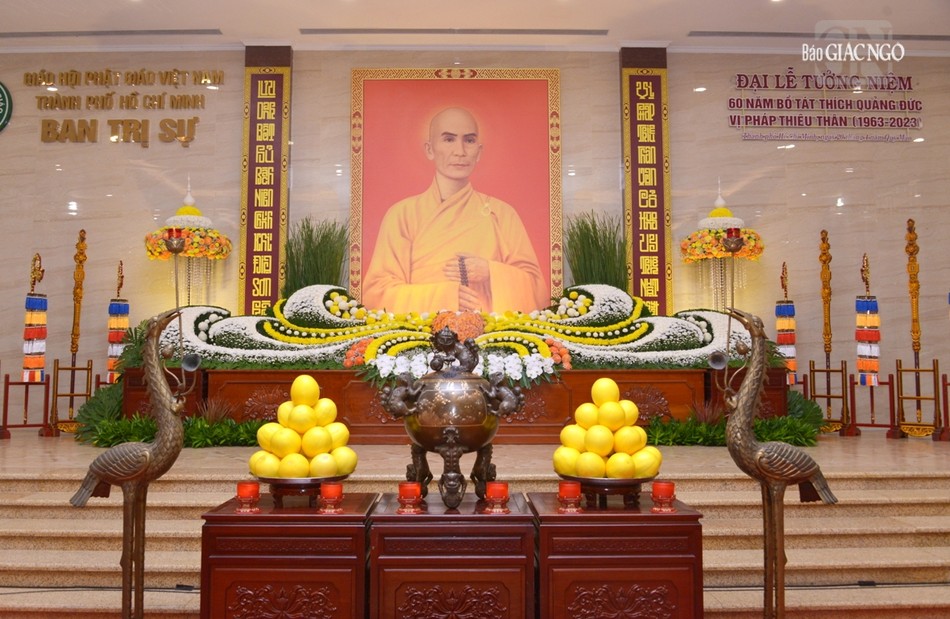 Di ảnh Bồ-tát Thích Quảng Đức tôn trí tại lễ đường, hội trường Việt Nam Quốc Tự