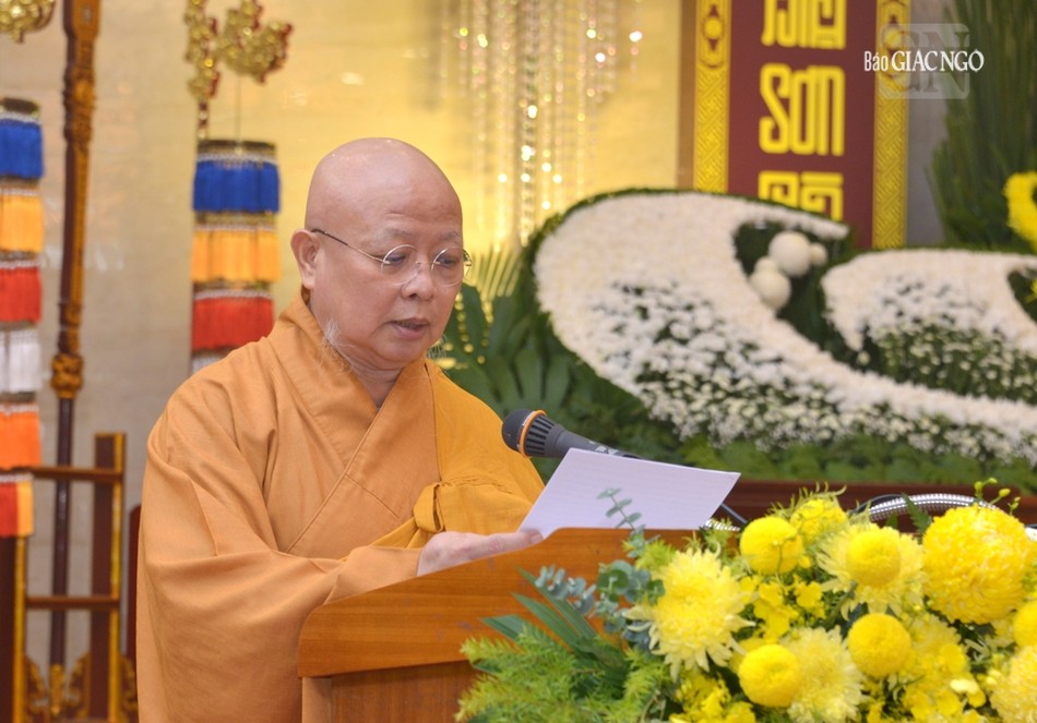 Hòa thượng Thích Lệ Trang thay mặt Ban Tổ chức cung tuyên tiểu sử