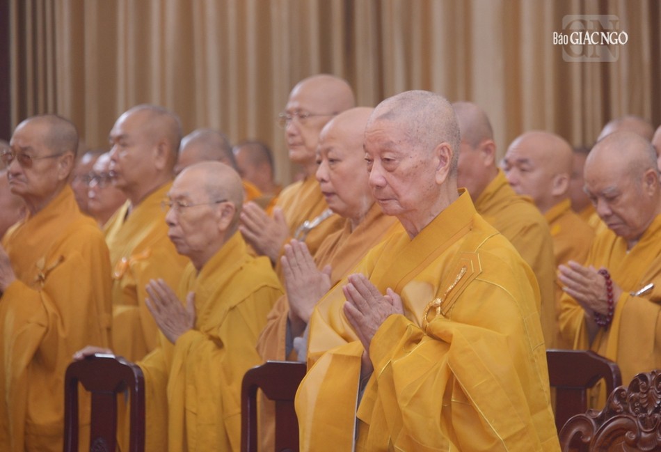 Đức Pháp chủ GHPGVN tại Đại lễ tưởng niệm 60 năm ngày Bồ-tát Thích Quảng Đức vị pháp thiêu thân, cùng tưởng niệm chư vị Thánh tử đạo