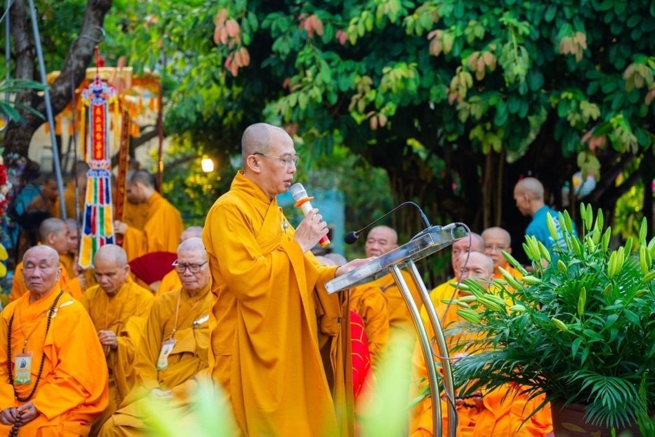 Thượng tọa Thích Thiện Phước thay mặt toàn thể Tăng Ni, Phật tử tỉnh Khánh Hòa dâng lời tưởng niệm