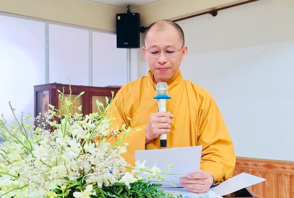 Thượng tọa Thích Minh Nhẫn công bố quyết định - Ảnh: PSO