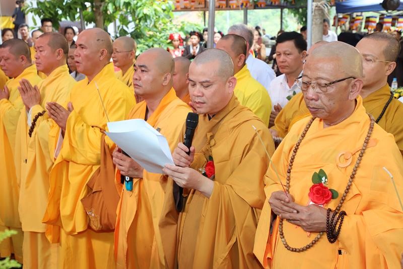 Chư tôn đức thực hiện khóa lễ cúng dường nhân ngày Khánh đản Đức Phật