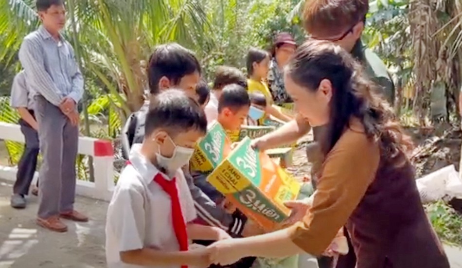 Nhân ngày khánh thành cầu, đoàn còn tặng quà cho 50 em học sinh khó khăn - Ảnh: TQ Nhân ngày khánh thành cầu, đoàn còn tặng quà cho 50 em học sinh khó khăn - Ảnh: TQ