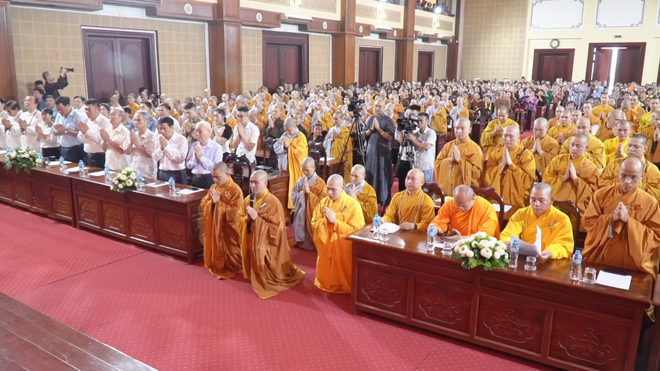 Đại đức Thích Tục Khôi đại diện Tăng Ni hành giả dâng lời phát nguyện tu học tinh tiến trong ba tháng An cư kiết hạ